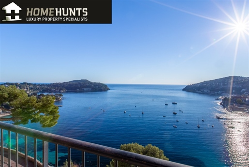 Benefiting from a privileged location facing the Villefranche bay, in a residence with caretaker and