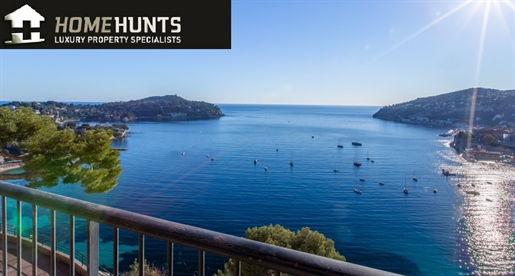 Benefiting from a privileged location facing the Villefranche bay, in a residence with caretaker and