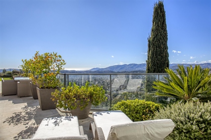 Only 20 minutes drive from Cannes, in a recently built luxury residence with swimming pool and sauna