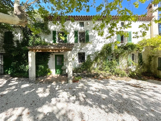 2.5 km from the village of La Garde-Freinet, in grounds of over 10 hectares, an old character proper