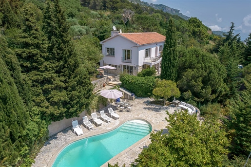 Only 6 kilometers away from Monte-Carlo, next to the medieval village of La Turbie, this Provencale