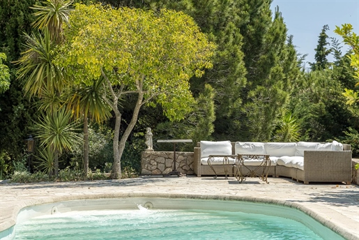 Only 6 kilometers away from Monte-Carlo, next to the medieval village of La Turbie, this Provencale