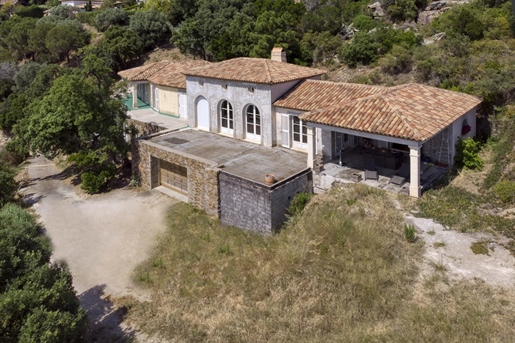 Master villa of 342m2, with a panoramic sea view, alongside a protected natural area in Rayol-Canade