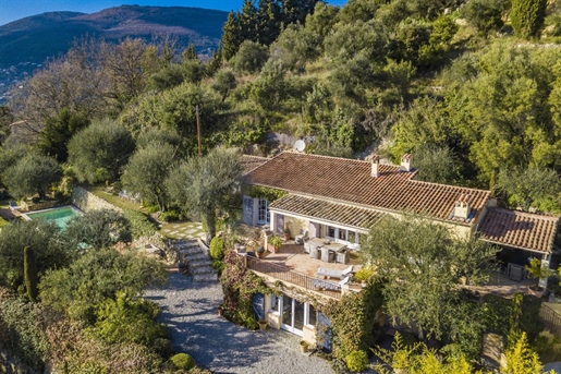 Chateauneuf, panoramic views of the sea and mountains, sumptuous villa with luxurious interior desig
