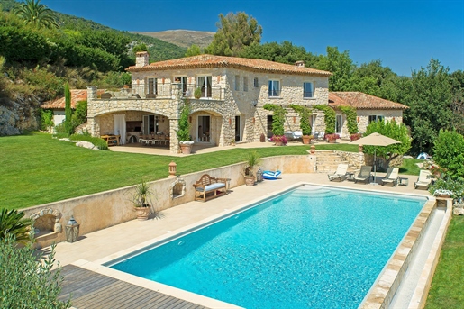 Superb Provencal residence recently finished and located closed to the village and in total peace an