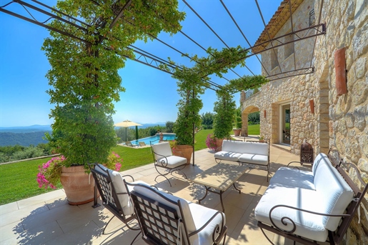 Superb Provencal residence recently finished and located closed to the village and in total peace an