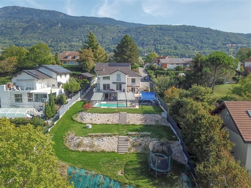 Pleasant contemporary family villa with a splendid view of the Jura mountains.

Situated 3