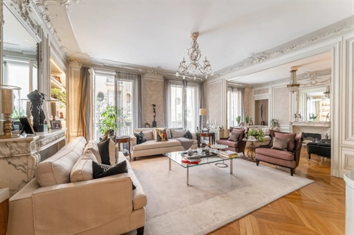 Paris 16th Located a few minutes from Place du Trocad&eacute ro, 

in a luxury Haussmann b