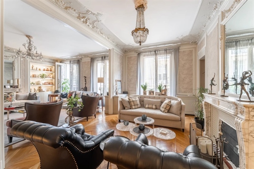Paris 16th Located a few minutes from Place du Trocad&eacute ro, 

in a luxury Haussmann b