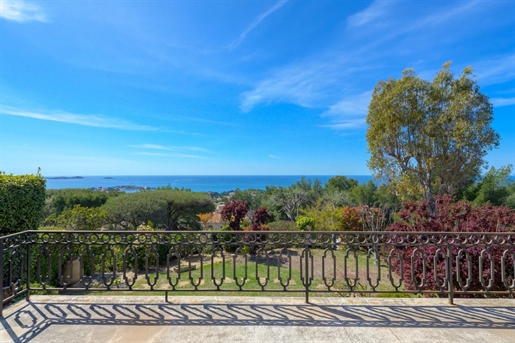 Situated in a quiet, dominant position in a residential area of Bandol, on landscaped grounds of app