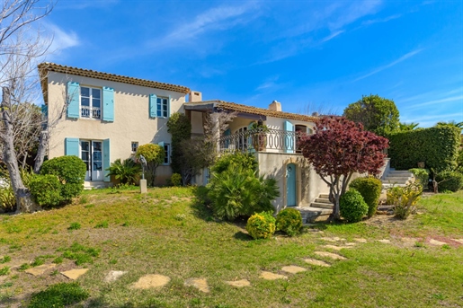 Situated in a quiet, dominant position in a residential area of Bandol, on landscaped grounds of app