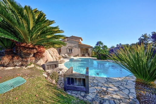 Deze prachtige villa is gebouwd in het karakter van de Provence en 039. 

Vol karakter, het is een