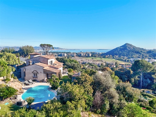 Deze prachtige villa is gebouwd in het karakter van de Provence en 039. 

Vol karakter, het is een