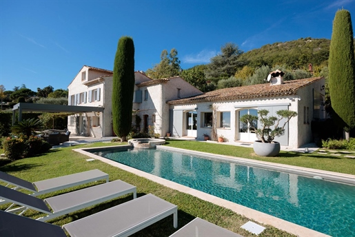 Ideally located in one of Vence& 039 s most sought-after districts, this superb Provencal Chic prope