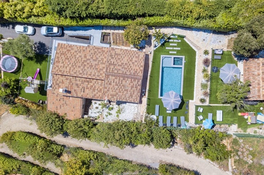 Above the charming yacht port of Golf Juan, in a sought after residential area, beautiful villa enti