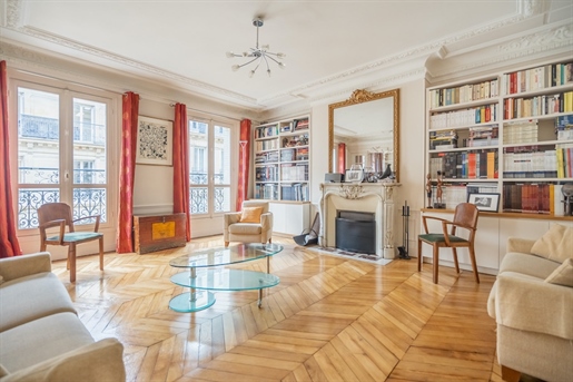 Rare, Paris 8th, Saint Philippe du Roule - On a high floor come and discover this 138m2 3 bedroom fa