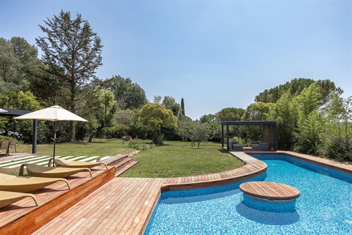 Located in the charming village of Valbonne, this Provencal villa has been completely renovated to a