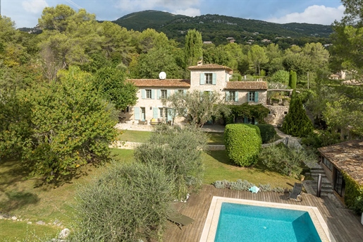 Situated in the commune of Tourrettes-sur-Loup, in total peace and quiet, this superb stone built co