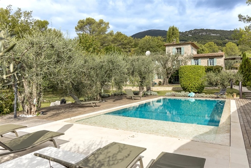 Situated in the commune of Tourrettes-sur-Loup, in total peace and quiet, this superb stone built co