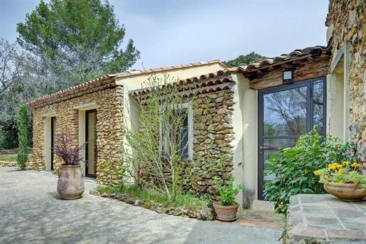 A true haven of peace 20 minutes from Aix-En-Provence, the originality of this property with its uni