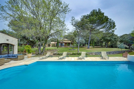 A true haven of peace 20 minutes from Aix-En-Provence, the originality of this property with its uni