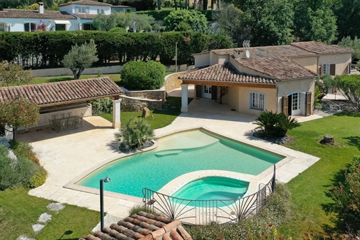 A few minutes drive from Valbonne, at the end of a cul-de-sac, in a quiet and dominant position, an