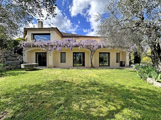 In a quiet residential area in the countryside, magnificent architect-designed villa 

Ins