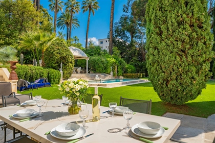 In the heart of a very sought-after area of Cannes, just a few minutes from the Croisette and the be