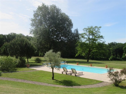 Exceptional Property set in 10 hectares of land, countryside estate.

Set in the middle of