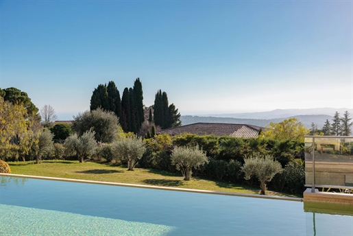 Bienvenue dans l’oasis ultime de tranquillité, où la pureté de cette villa californienne de 2009 re