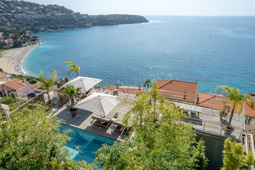 In close proximity to Monaco and the beaches of Golfe Bleu, we propose this beautiful modern villa o
