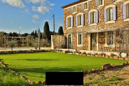 Located in the heart of the Center-Var vineyards, this magnificent 19th century stone bastide, compl
