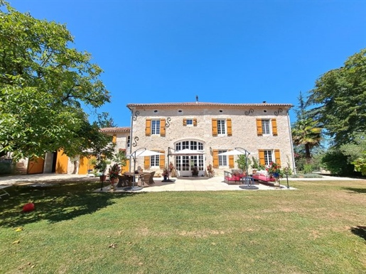 Set in 28 hectares of woodland and 2 hectares of parkland, this Sublime Gascogne has been renovated