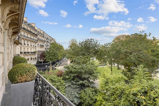 Paris 16th apartament elegant 

Într-o clădire de lux Haussmann cu administrator, pe 2nd f