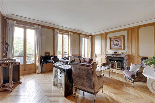 Paris 16th elegant apartment 

In a luxury Haussmann building with caretaker, on the 2nd f