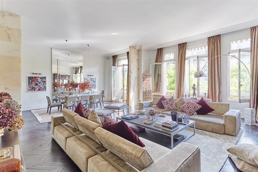 Situated in a charming Haussmann-style building in the immediate vicinity of the Trocadero, this spl