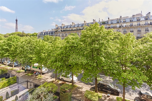 Situated in a charming Haussmann-style building in the immediate vicinity of the Trocadero, this spl