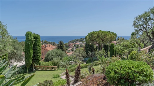 Located in a quiet residential area, this spacious Provencal style villa benefits panoramic sea view