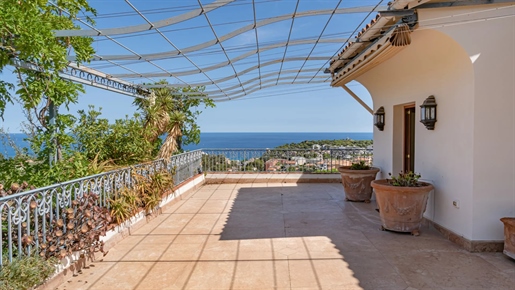 Located in a quiet residential area, this spacious Provencal style villa benefits panoramic sea view