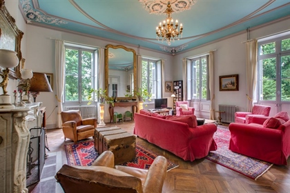 Quelle superbe propriété ! Ce château du 19ème siècle est situé à 45 minutes de Biarritz et d’Hosse