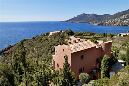 Villa to renovate with stunning panoramic sea and coastline views. Located in a prestigious private