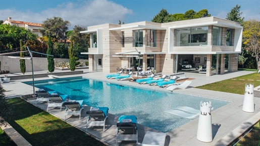 Prestigious address for this stunning new contemporary home.

Exceptional property located