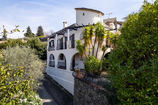 Grasse, in the residential area close to Saint-Francois, few minutes from the village of Cabris and