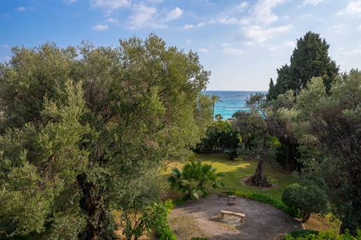 In Roquebrune Cap Martin, just a few meters from the beaches, in a private estate with a garden plan