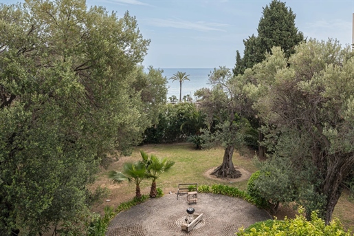 In Roquebrune Cap Martin, just a few meters from the beaches, in a private estate with a garden plan