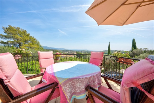 In a closed domain within walking distance from the beautiful village of Valbonne, charming villa en