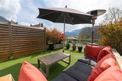 Talloires, 200 m from the lake on foot : beautiful duplex apartment with charm in a secure residence