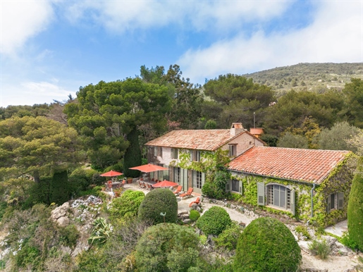 Located near Monaco, on the heights of Villefranche sur Mer, in a bucolic setting, superb Provencal-