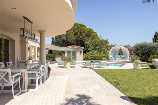 This magnificent contemporary villa located in Beaulieu-sur-Mer is a true gem of luxury real estate.