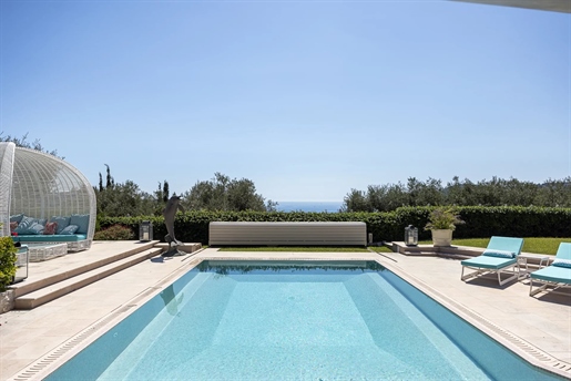 This magnificent contemporary villa located in Beaulieu-sur-Mer is a true gem of luxury real estate.